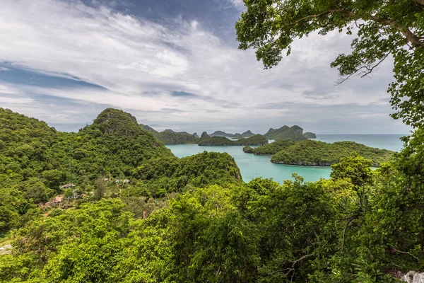 Natuurlijke zee Lagoon en paradijs strand en eilanden van Angthong National Marine Park in Thailand, luchtfoto drone weergave tropische landschap — Stockfoto