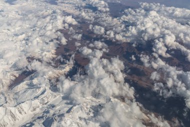 Uçak Hava manzara. Dağlar ve bulutlar uzaydan görüntülemek