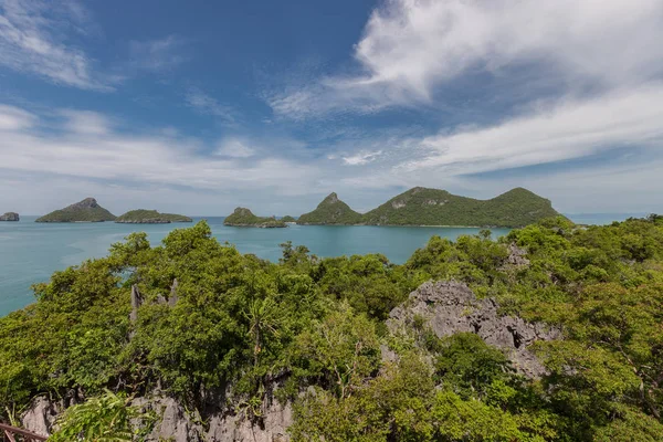 Paradijs eiland Angthong National Marine Park in Thailand, luchtfoto drone bekijken tropische landschap — Stockfoto