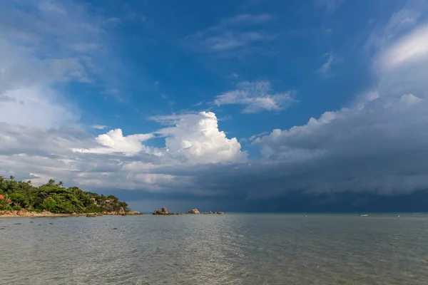 Mer tropicale à Paradise Island et ciel bleu orageux à Koh Samui, Thaïlande — Photo