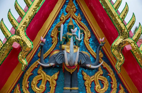 Красочная каменная скульптура слона на стене в общественном храме Таиланда в Самуи — стоковое фото