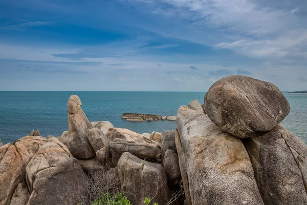 Hin Ta i Hin Yai skały i Lazurowe morze. Znanym miejscem babcia i dziadek na wyspie Koh Samui, Tajlandia — Zdjęcie stockowe