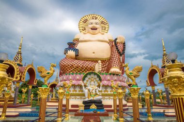Dev Budai veya Pu-Tai ya da Wat Plai Laem Tapınağı Tayland Samui Adası'nda mutlu Buda veya gülüyor Big Buddha heykeli