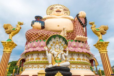 Dev Budai veya Pu-Tai ya da Wat Plai Laem Tapınağı Tayland Samui Adası'nda mutlu Buda veya gülüyor Big Buddha heykeli
