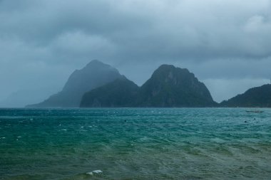 El Nido Körfezi ve Cadlao Adası'nda ağır fırtına yağmurlu, Palawan, Filipinler