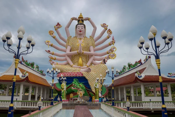 Большая статуя Шивы много рук в храме Ват Плай Лаем на острове Самуи в Таиланде — стоковое фото