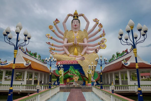 在泰国苏梅岛的 wat plai laem 寺, 湿婆的大雕像许多手 — 图库照片