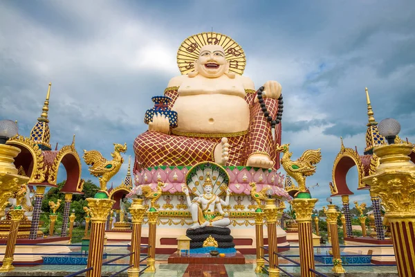 Olbrzymie Budai lub Pu-Tai lub Happy Buddha lub śmiejąc się Wielkiego Buddy statua Wat Plai Laem świątyni na wyspie Samui w Tajlandii — Zdjęcie stockowe