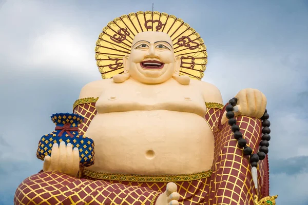 Budai gigante o Pu-Tai o Buda feliz o la risa estatua de Buda grande en el templo de Wat Plai Laem en la isla de Samui en Tailandia — Foto de Stock