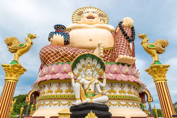 Olbrzymie Budai lub Pu-Tai lub Happy Buddha lub śmiejąc się Wielkiego Buddy statua Wat Plai Laem świątyni na wyspie Samui w Tajlandii — Zdjęcie stockowe