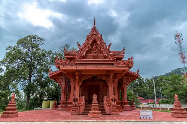 Templo vermelho Wat Ratchathammaram apenas em Koh Samui, Tailândia — Fotografia de Stock