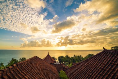 Bali dili geleneksel çatılar evler şafak Amed, Bali, Endonezya ve okyanus zemin karşı