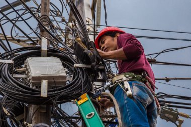 Endonezya elektrikçi onarım işçilerin elektrik kutubun ağ kablosu ve Tel hattı düzeltmelerini olması gerekli. Jakarta, Endonezya. Jule 2018