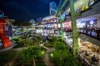 Ayala merkezi Cebu merkezi gece Cebu City, Filipinler. Ağustos 2018
