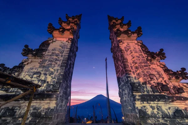 A porta para o céu em Pura Luhur ou Lempuyang Temple com vista para o vulcão Agung em belo céu pôr do sol em Bali, Indonésia — Fotografia de Stock