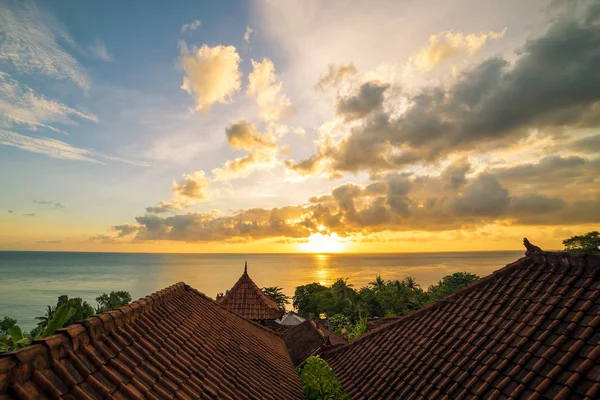 Toits traditionnels de maisons balinaises dans le contexte de l'océan et l'aube à Amed, Bali, Indonésie — Photo