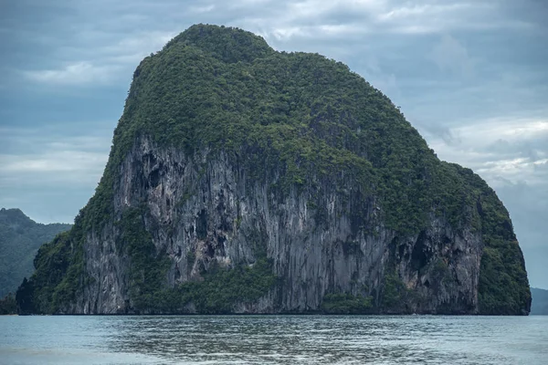 Rock formatie berg in de Oceaan bij El Nido, Palawan, Filipijnen — Stockfoto