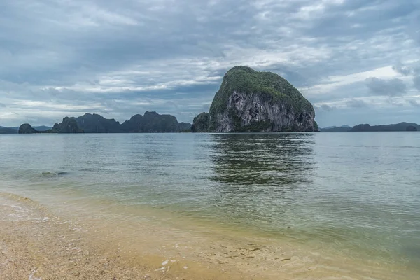 Oceaan, strand en rots fjord op een bewolkte dag in El Nido, Palawan, Filipijnen — Stockfoto