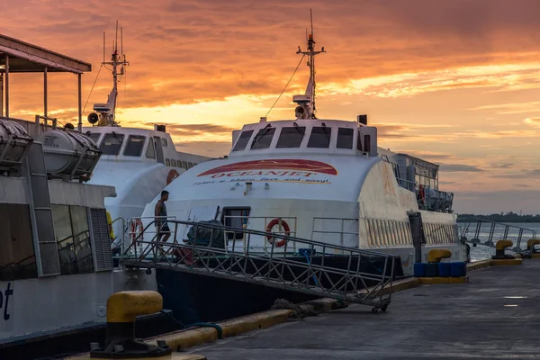 Oceanjet πλοίο αγκυροβόλιο στο πλοίο επιβατικού σταθμού στο πρωί ώρα σε Cebu City, Φιλιππίνες. Αυγούστου 2018 — Φωτογραφία Αρχείου