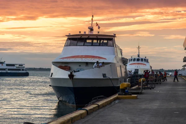 Feribot sabah anda terminal yolcu Cebu City, Filipinler, Oceanjet feribot anchorage. Ağustos 2018