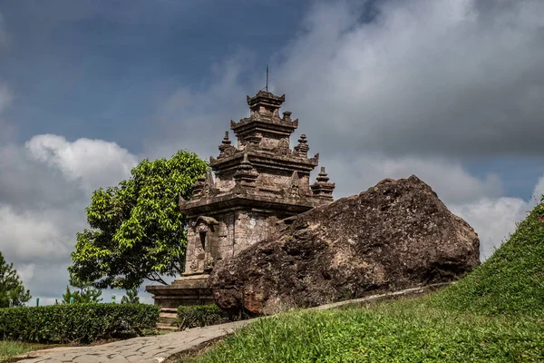 Templo antigo no centro de Java, Indonésia — Fotografia de Stock