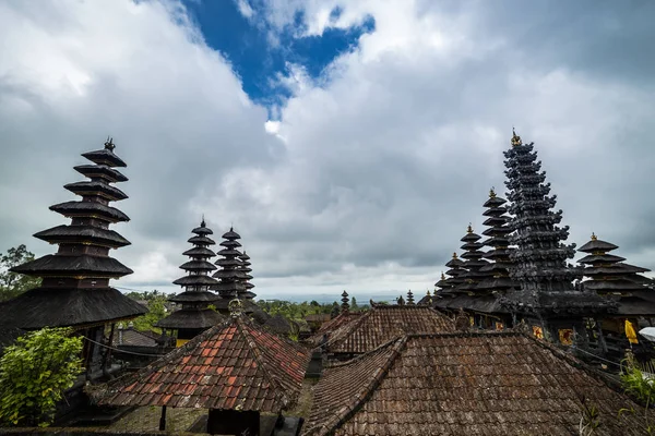 Telhados em Pura Besakih Temple em Bali Island, Indonésia — Fotografia de Stock