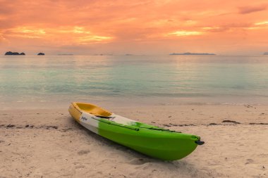 Tropikal beach Koh Samui Adası, Tayland günbatımı zamanı üzerinde renkli kayık