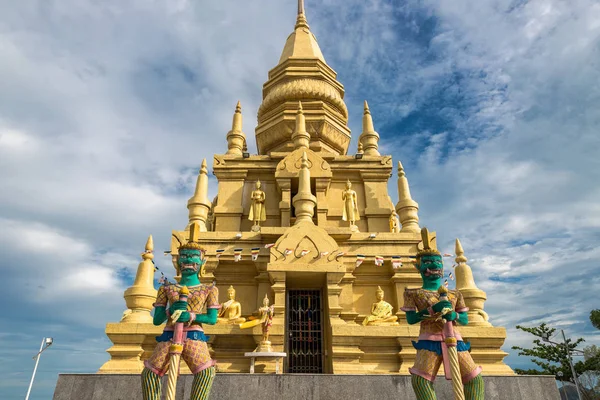 Templo de Laem Sor Pagoda com estátua de Buda durante um dia ensolarado brilhante em Koh Samui, Tailândia — Fotografia de Stock