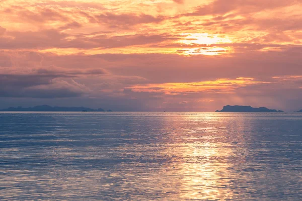 Nascer do sol nuvem céu tropical sobre fundo paraíso mar no Hawai — Fotografia de Stock
