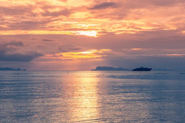 Lever de soleil ciel tropical nuage sur fond de paradis marin à Hawaï — Photo