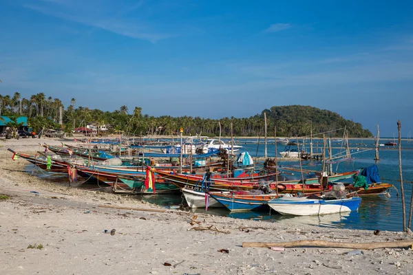 Rybářské lodě na pláži na ostrově Koh Samui v Thajsku. — Stock fotografie