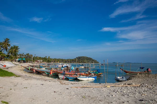 Barcos de pesca en la playa de Koh Samui en Tailandia . —  Fotos de Stock