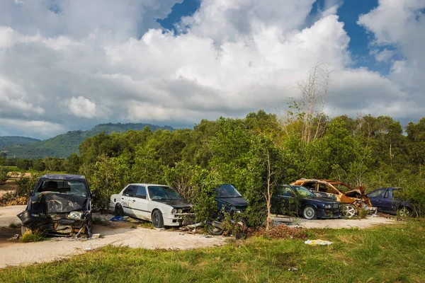 Auto Rotta Una Discarica Sul Campo — Foto Stock