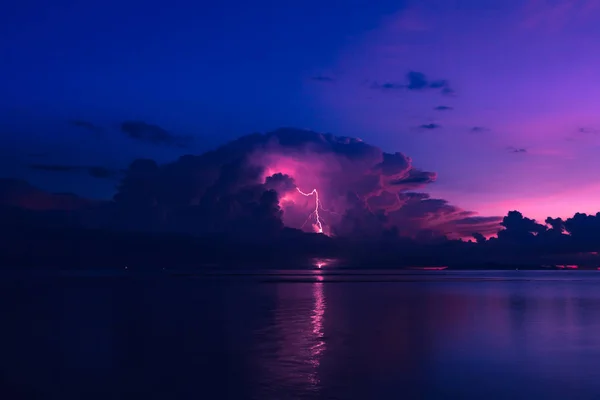 Denizin üzerinde gece fırtınalı cloudswith yıldırım