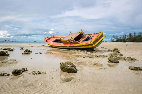 Old and broken wooden boat stranded on the sandy beach in Koh Samui island, Thailand — Stock Photo, Image