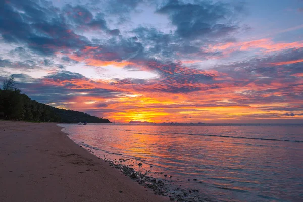 Gün batımı deniz ve dağlar Tayland Koh Samui.