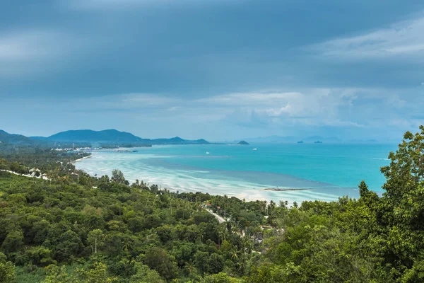 Vista aerea panoramica dell'isola di Koh Samui, Thailandia in giornata nuvolosa — Foto Stock