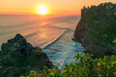 Uluwatu Tapınağı, Bali, Endonezya taşlara ve deniz arka plan üzerinde güzel gün batımı