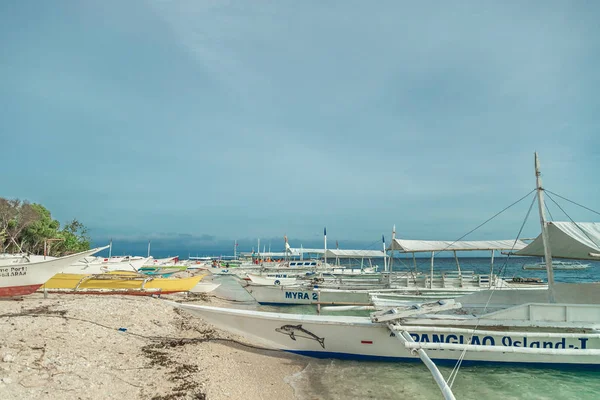 Balicasag Adası, Panglao, Filipinler yakınındaki plaj kıyısında tekneler.