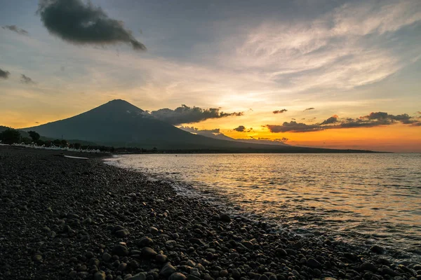 Coucher de soleil violet à Amed avec le plus grand volcan sur l'Agung à Bali, Indonésie — Photo