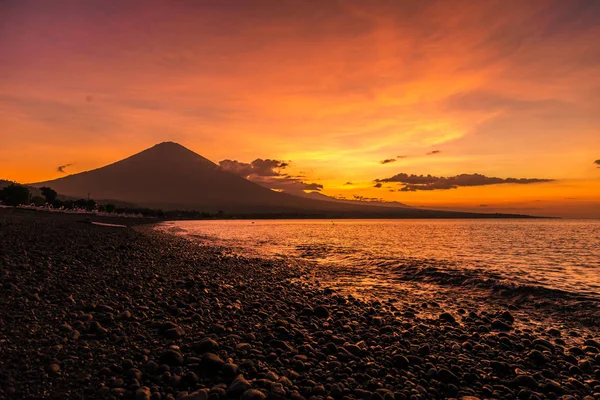 Purple sunset in Amed with the largest volcano on the Agung in Bali, Indonesia — Stock Photo, Image