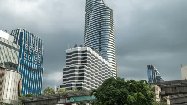 Modern iş gökdelen ve yüksek katlı binalar, göğe bulutlar gün yükselterek mimarisi. Timelapse 4k — Stok video