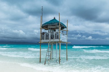 Plaj görevlisi kurtarma Kulesi Boracay bulutlu gün, Filipinler