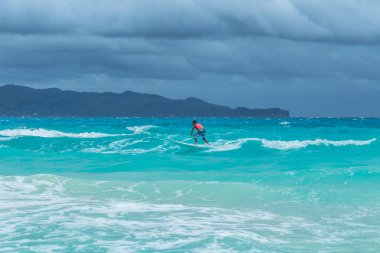 Sörfçü turkuaz masmavi okyanus dalga Siargao, Filipinler