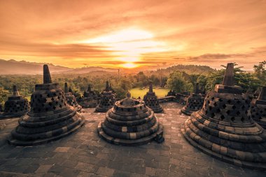 Dramatik günbatımı Borobudur Tapınağı'nda günbatımı Yogyakarta, Java, Endonezya.