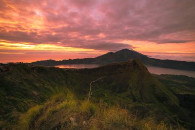 Agung Yanardağı ve Batur en yüksek yanardağ gündoğumu, Bali, Endonezya, gölden güzel manzara