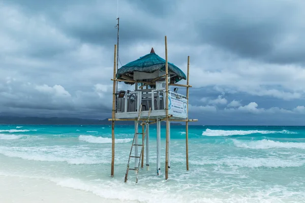 Plaj görevlisi kurtarma Kulesi Boracay bulutlu gün, Filipinler