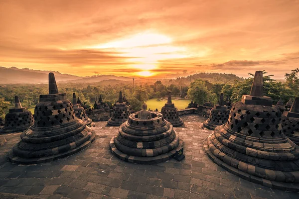 Templo de Borobudur ao pôr-do-sol dramático Yogyakarta, Java, Indonésia . — Fotografia de Stock