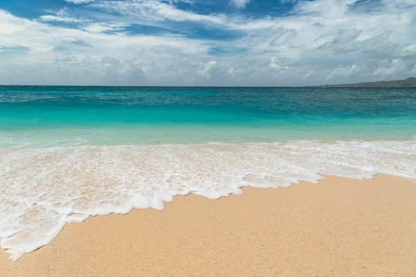 Güzel Puka plaj ve mavi gökyüzü, Boracay Adası, Filipinler.