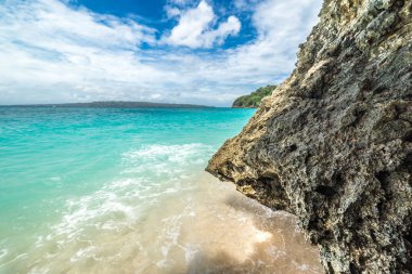 Puka beach, güzel masmavi deniz ve parlak mavi gökyüzü buzlu.